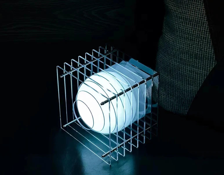 Lámpara de mesa con caja acrílica