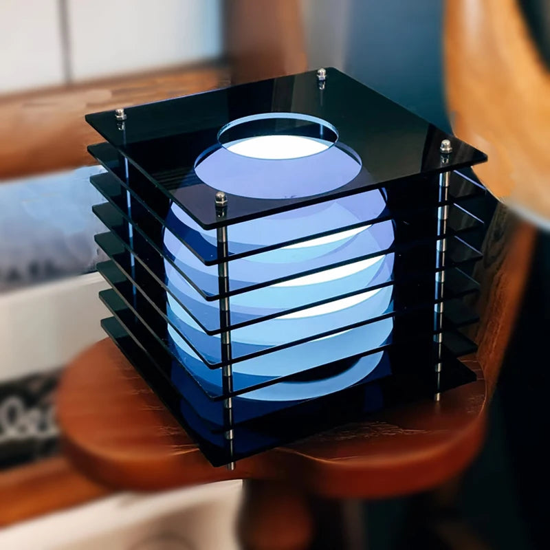 Lámpara de mesa con caja acrílica